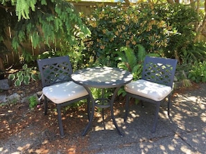 Outdoor dining - New 2 Bedroom Suite Fairfield Heritage Manor, Free Parking (Victoria)