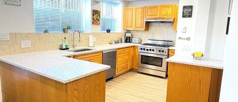 Een koelkast, een magnetron, een oven, een kookplaat