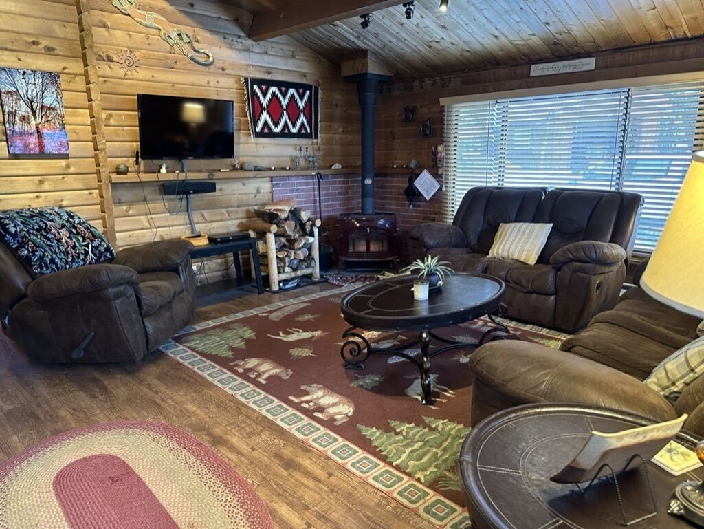 Cozy cabin getaway surrounded by aspens and pines