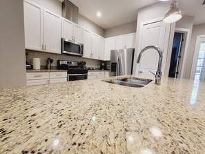 Private kitchen - Elegant 4Bdr/3.5Bth home 10min from Disney Hot tub (Kissimmee)