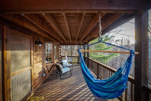 Treetops Cabin easy to Asheville w/ Comfy King Suite, ❤ Views, fast wifi