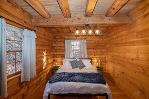 3 bedrooms, desk, iron/ironing board, free WiFi - Treetops Cabin easy to Asheville w/ Comfy King Suite, ❤ Views, fast wifi (Mars Hill)