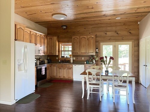 Cabin on 6 acres with horse barn. Pasture and Woodland views. Trailheads abound.