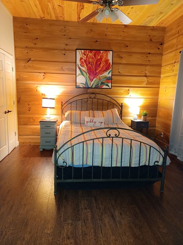 2 makuuhuonetta, työpöytä, ilmainen Wi-Fi, vuodevaatteet