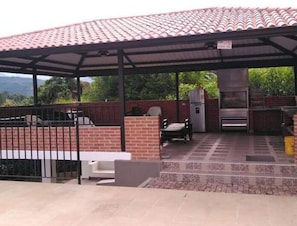 Basic Cottage | Living area | 32-inch flat-screen TV with cable channels, TV