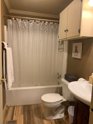 Combined shower/bathtub, hair dryer, towels, soap - Country Quilt Cottage (North Little Rock)