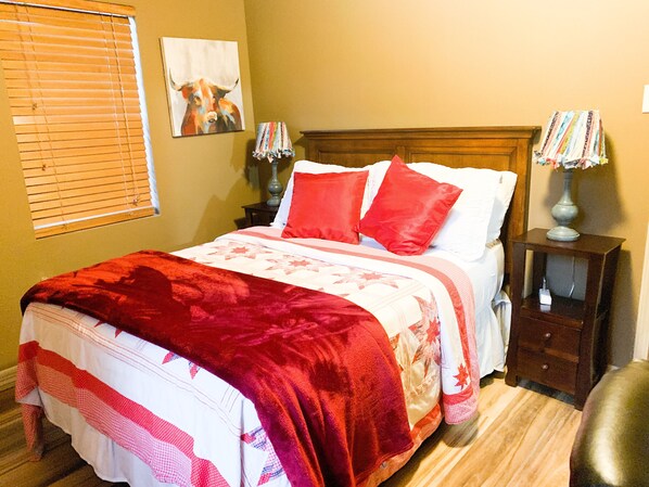 2 habitaciones, escritorio, tabla de planchar con plancha y wifi gratis 