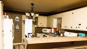 Cocina compacta con microondas, tostadora y lavamanos.