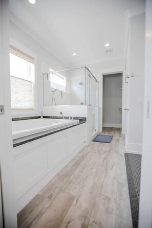 Douche, séchoir à cheveux, serviettes fournies