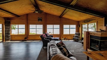 Televisor intel·ligent, videojocs, reproductor de DVD i llibres