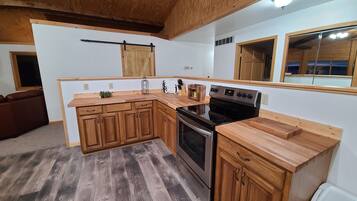 Køleskab, mikrobølgeovn, ovn, kogeplade