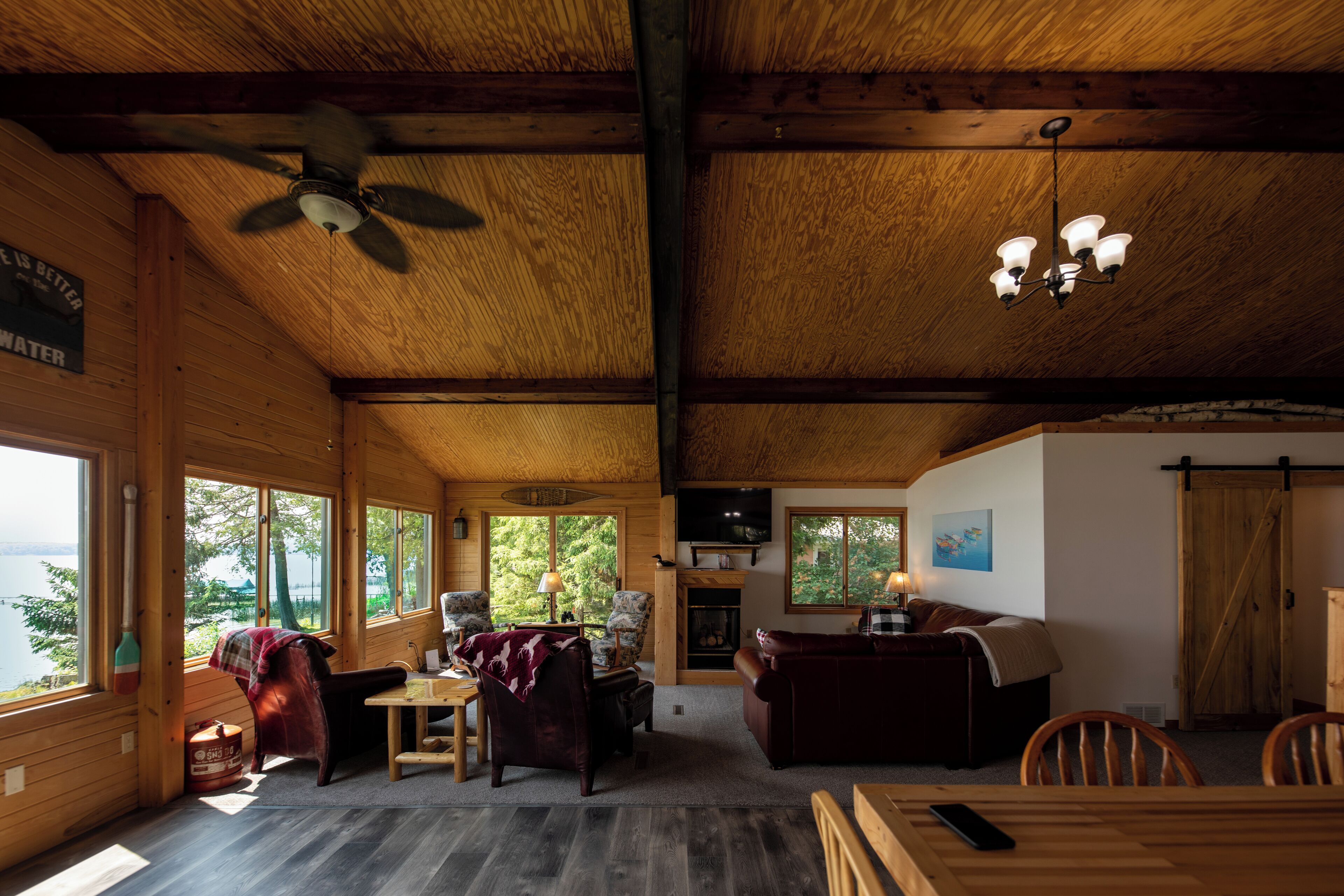 TV connectée, jeux vidéo, lecteur de DVD, livres