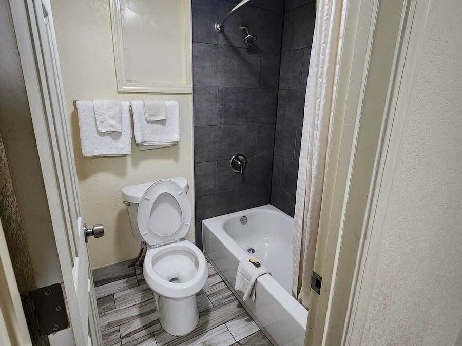 Bañera con ducha, batas, toallas