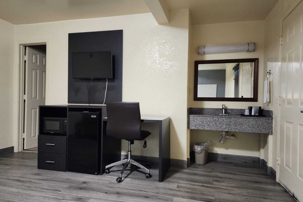 Desk, soundproofing, WiFi (free), bed sheets