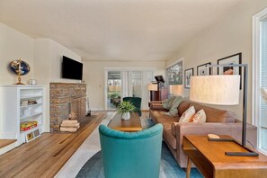 Smart TV, chimenea y libros
