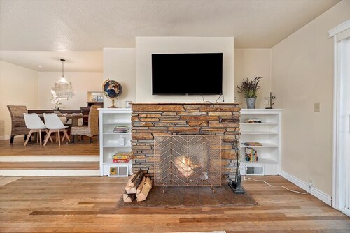 MidCentury Modern 3BR 2BA + Hot Tub in College District 