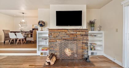 MidCentury Modern 3BR 2BA + Hot Tub in College District