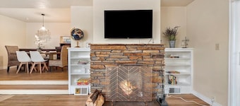 MidCentury Modern 3BR 2BA + Hot Tub in College District