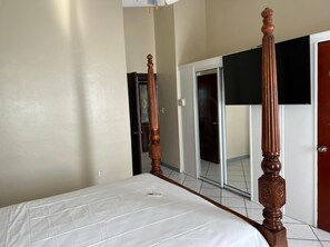 3 bedrooms, desk, iron/ironing board, free WiFi