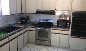 Frigorifero, microonde, forno, piano cottura