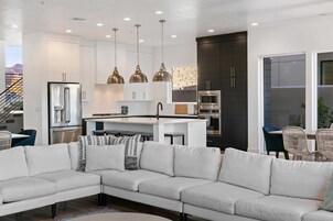 Casa, vários quartos | Área de estar | TV de tela plana 36 polegadas com canais a cabo, smart TV