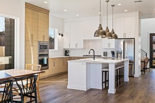 Casa, varias habitaciones | Cocina privada | Frigorífico, horno, cafetera o tetera y tostadora