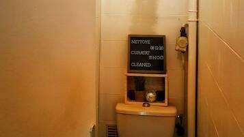 Baignoire, sèche-cheveux, serviettes fournies, savon