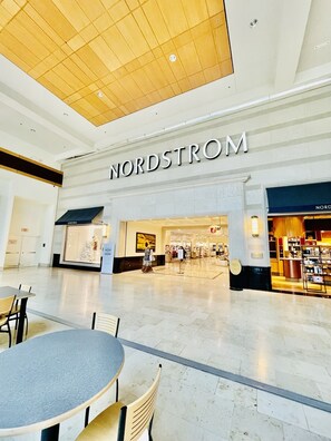 Dining - 2Bed/2bath w/ POOLSIDE VIEW in SOUTHPARK! (Charlotte)