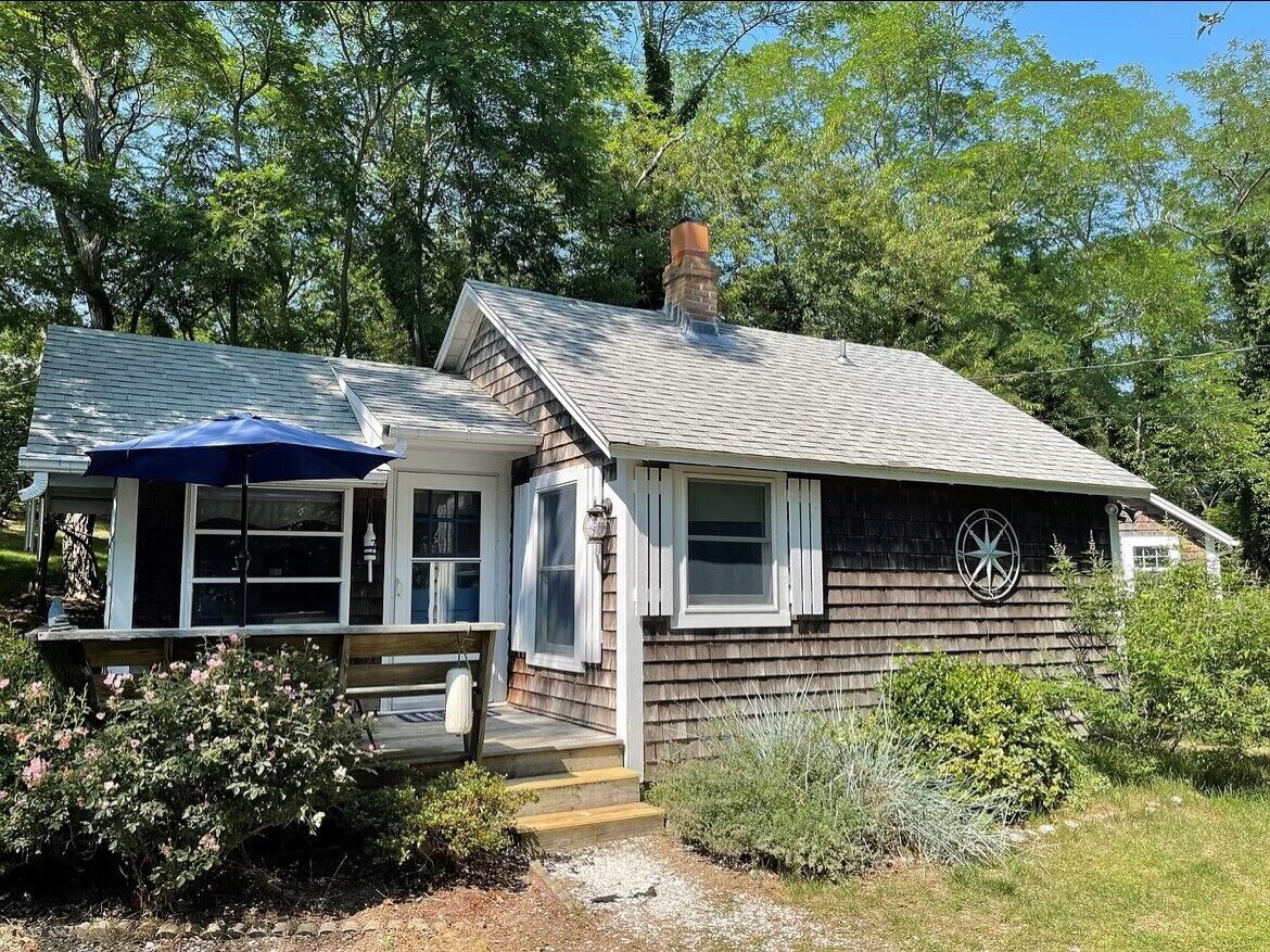 Lovely and cozy Wellfleet cottage on a quiet lane, less than a mile from a beach