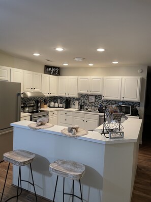 Køleskab, mikrobølgeovn, ovn, kogeplade