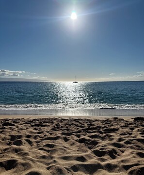 En la playa, camastros y toallas de playa 