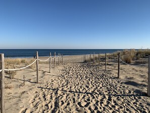 Una playa cerca, sillas reclinables de playa, toallas de playa
