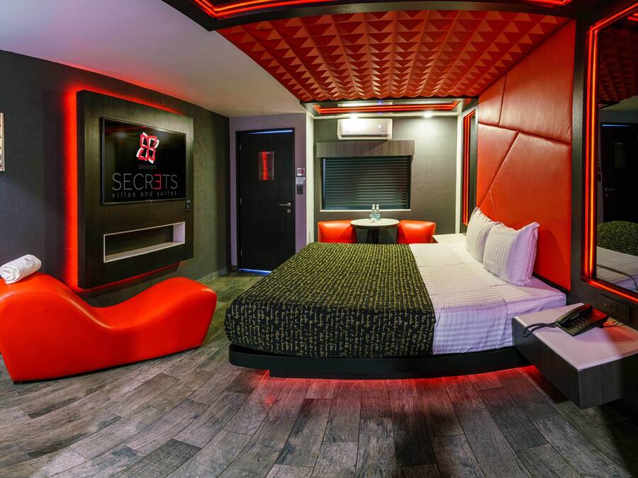 Junior Studio Suite, 1 King Bed, Courtyard View | In-room safe, individually decorated, soundproofing, free WiFi