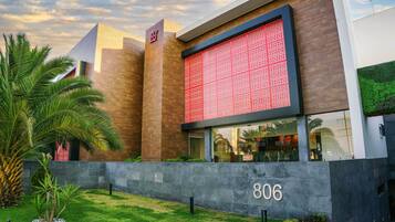 Vista frontal de la propiedad