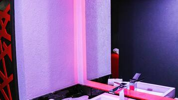 Junior Studio Suite, 1 King Bed, Courtyard View | Bathroom | Shower, slippers, towels