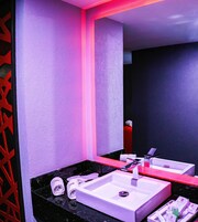 小型开间套房, 1 张特大床, 庭院景观 | 浴室 | 淋浴设施、拖鞋、毛巾