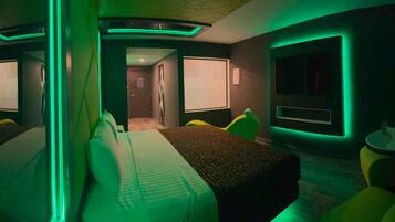 Junior Studio Suite, 1 King Bed, Courtyard View | Egyptian cotton sheets, premium bedding, in-room safe