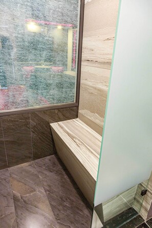 Shower, rainfall showerhead, hair dryer, slippers - Hotel Passion Secrets Villas & Suites (Toluca)