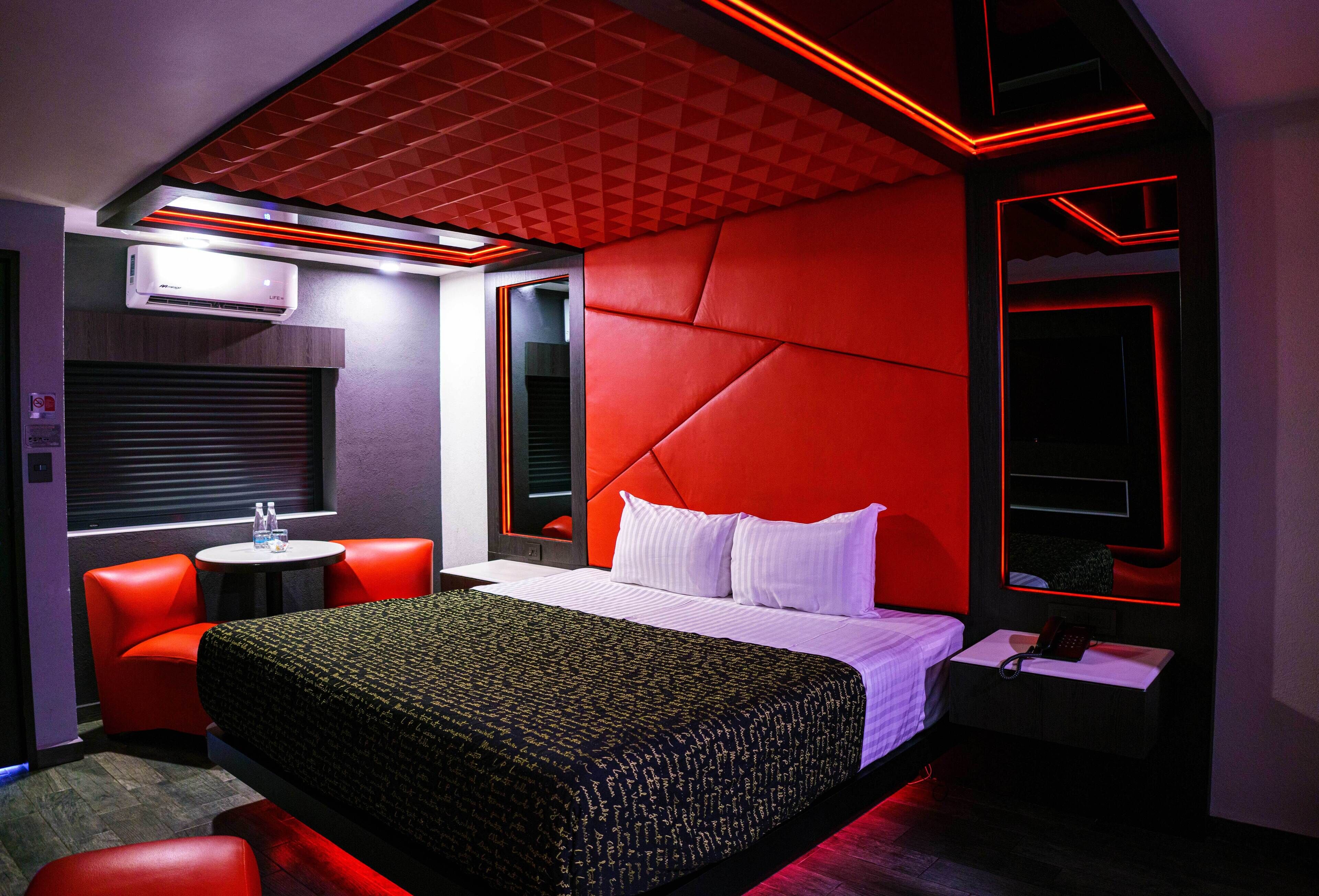 comfort room | 1 bedroom, in-room safe, individually decorated, soundproofing