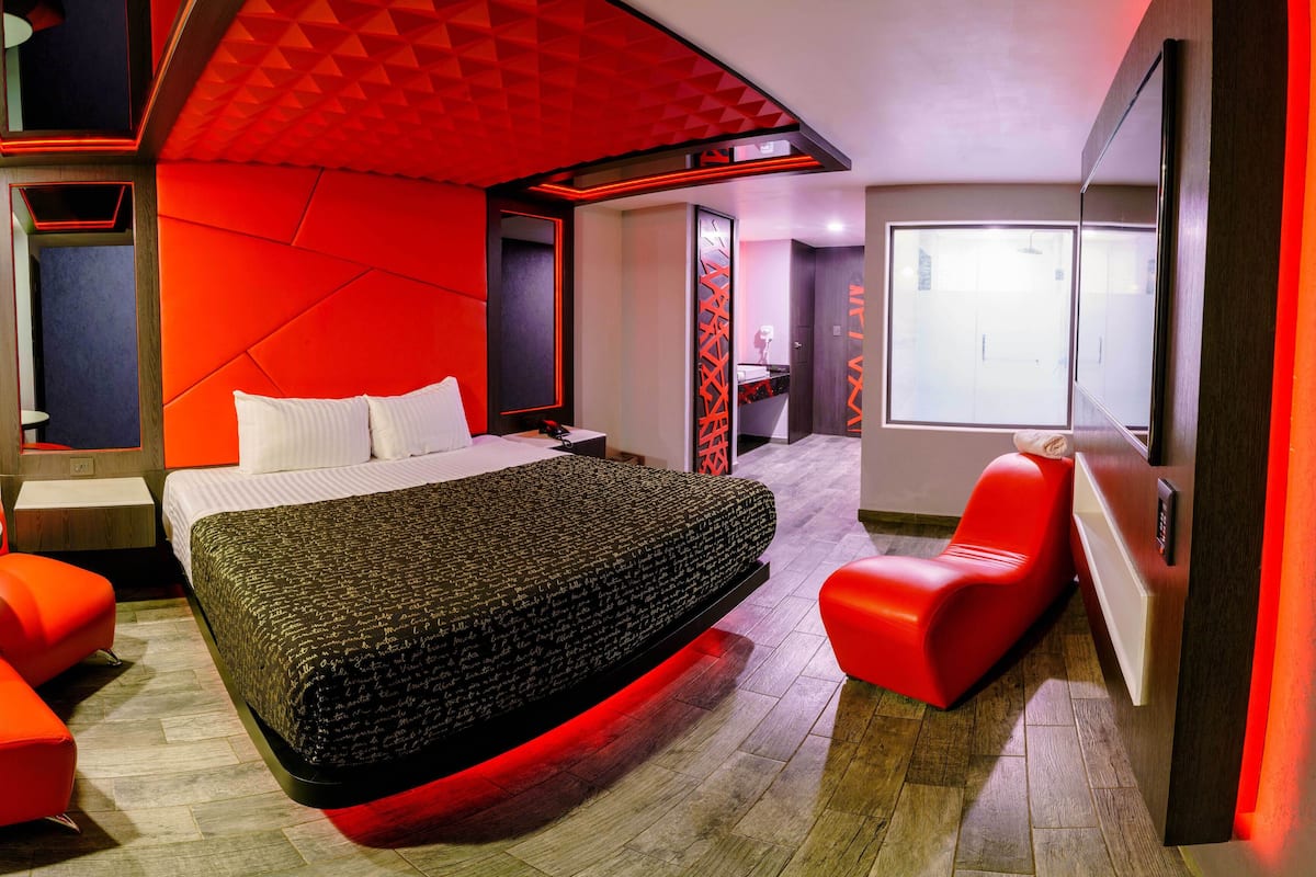 Suíte estúdio júnior, 1 cama King, vista para o pátio | Cofres nos quartos, individualmente decorados, quartos à prova de som