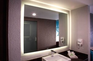 Junior Studio Suite, 2 Queen Beds, Courtyard View | Egyptian cotton sheets, premium bedding, in-room safe