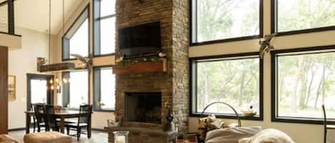 Smart TV y chimenea