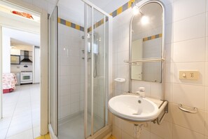 Douche, bidet, serviettes fournies