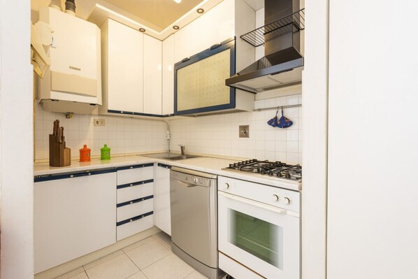 Frigorifero, forno, piano cottura, lavastoviglie