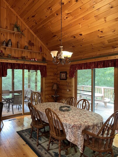 Genuine Log Cabin ~ Perfect Getaway ~ Pool Table ~ Outdoor Hot Tub ~ Fire Pit