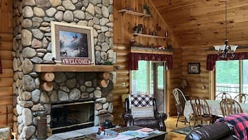 TV connectée, cheminée, lecteur de DVD, chaßne hi-fi