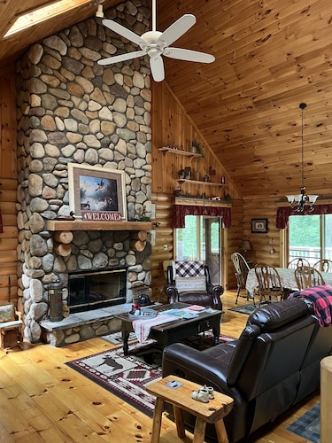 Genuine Log Cabin ~ Perfect Getaway ~ Pool Table ~ Outdoor Hot Tub ~ Fire Pit