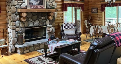 Genuine Log Cabin ~ Perfect Getaway ~ Pool Table ~ Outdoor Hot Tub ~ Fire Pit