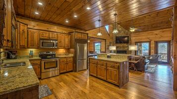 House, 4 Bedrooms | Private kitchen | Microwave, oven