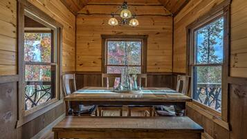 House, 4 Bedrooms | In-room dining